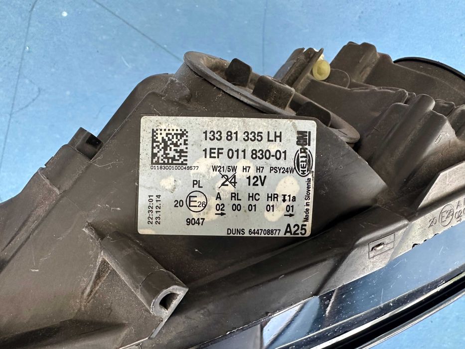 Ótica/Farol esquerda OPEL Corsa E 13381335 LH