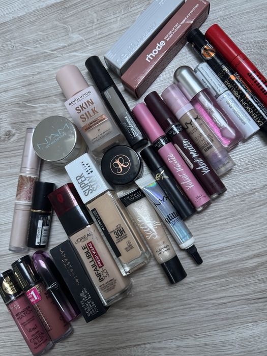 zestaw kosmetyków do makijażu