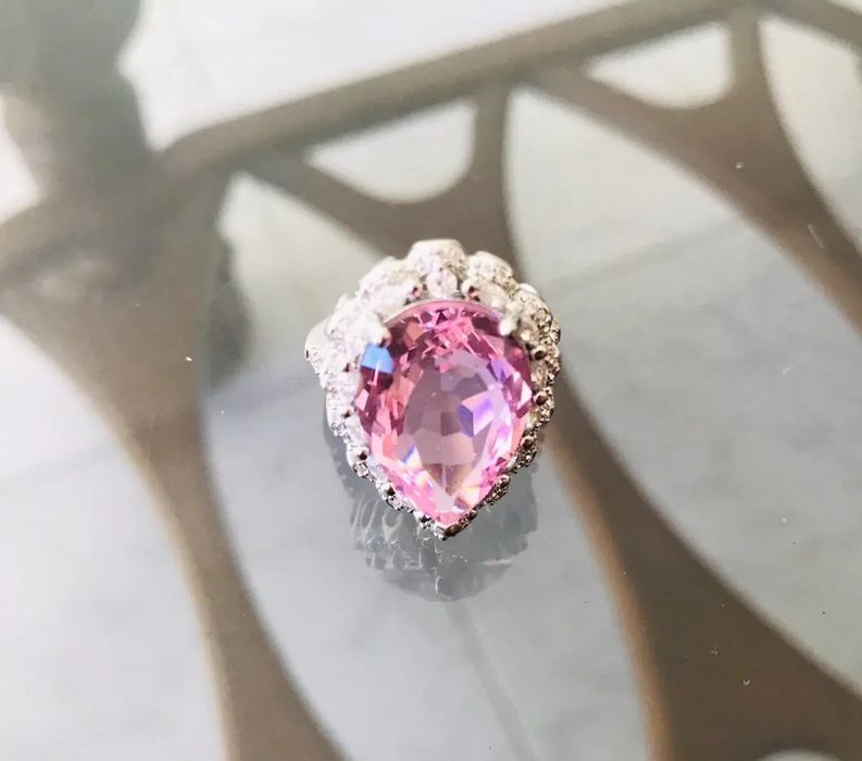 Anel de pedra preciosa estilo vintage à venda a preço especial.