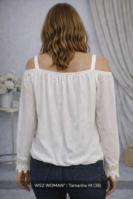 blusa de chiffon branca com ombros descobertos, da marca portuguesa W52 Woman