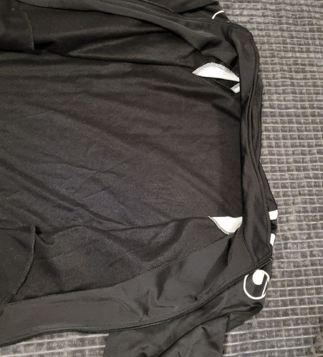 Czarna bluza sportowa