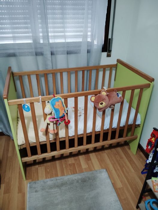 Cama de bebê verde