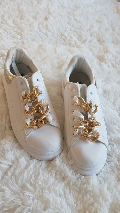 buty z łańcuchem
