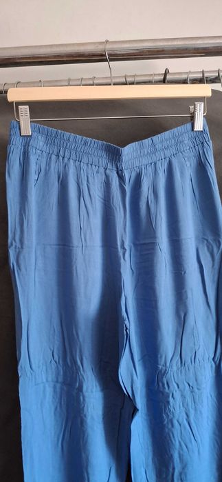 Calça azul clara com punho
