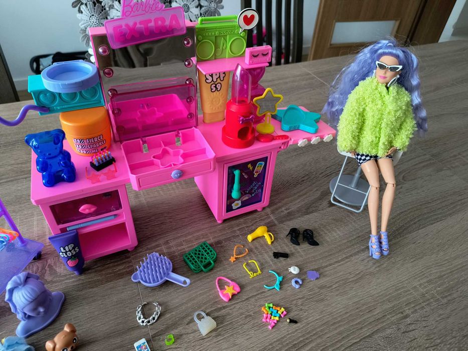 Lalka Barbie Extra w salonie piękności