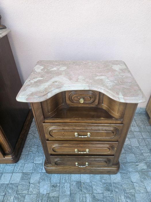 Mobília de Quarto em Madeira: Cômoda c/ Espelho e Mesinhas de Cabeceira