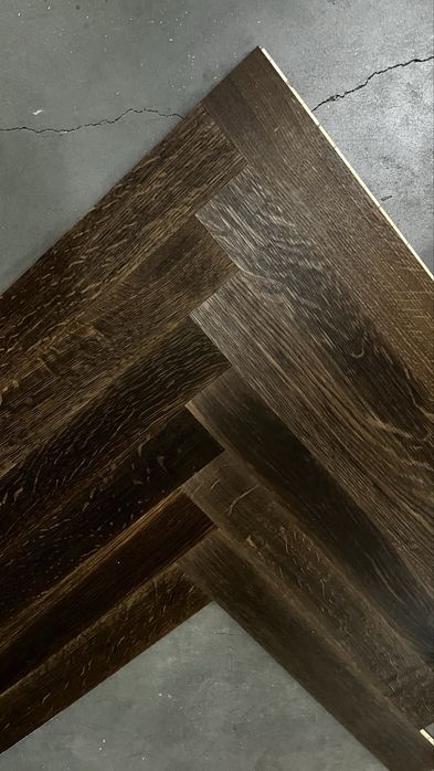 Parkiet dąb wędzony, lakierowany, jodełka