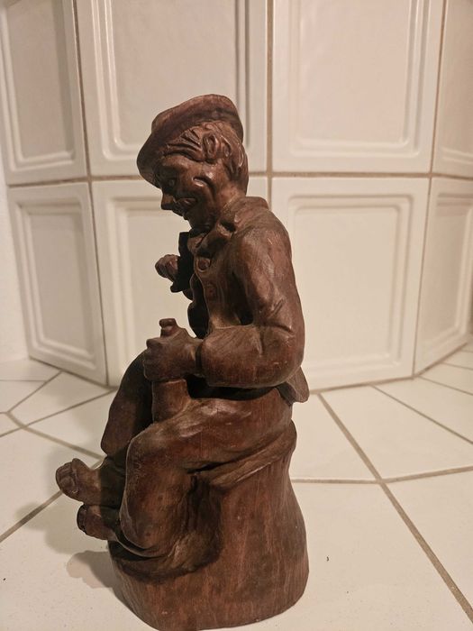 Stara ręcznie wykonana drewniana figurka wędrowca z psem 28 cm