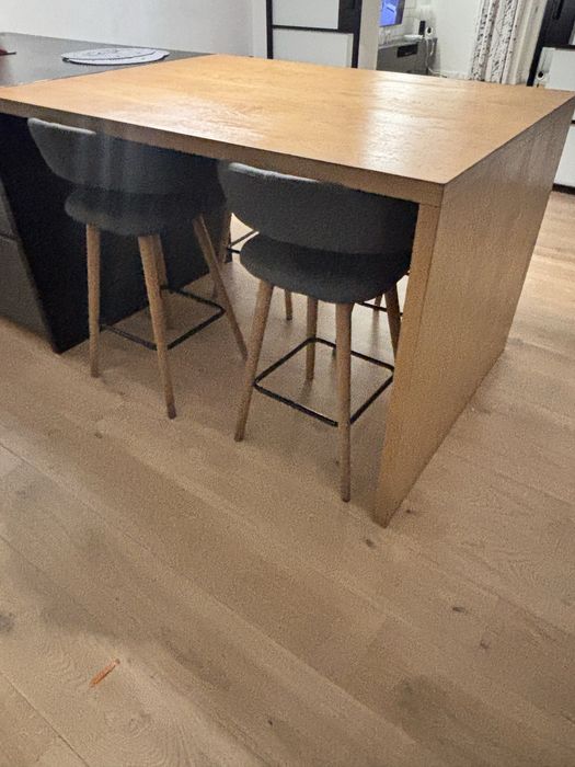 Wyspa kuchenna z hokerami