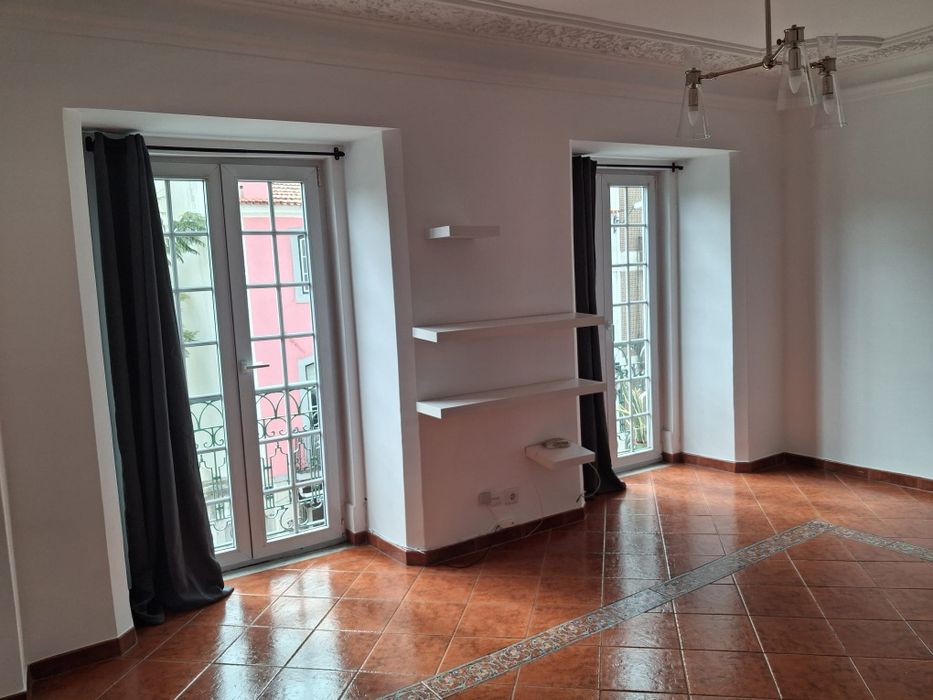 Apartamento T2 para alugar na Rua de São Bento, Lisboa.