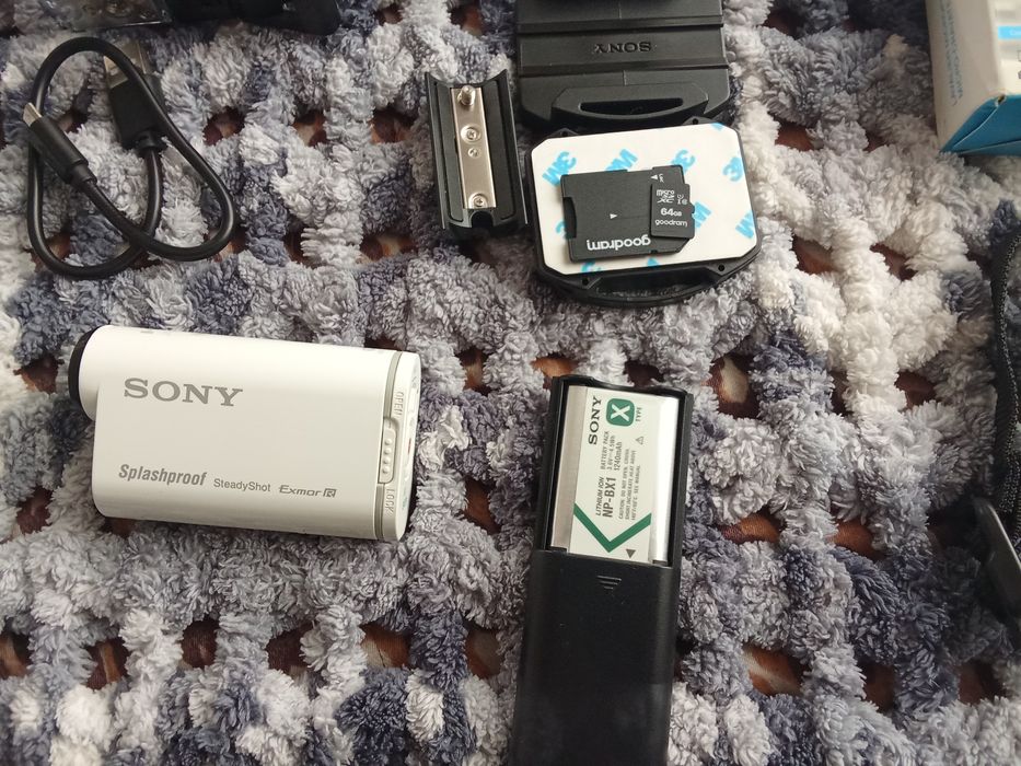 Продам екшнкамеру Sony as200v