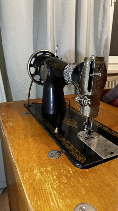 Отдам бесплатно подольскую швейную машинку с тумбой