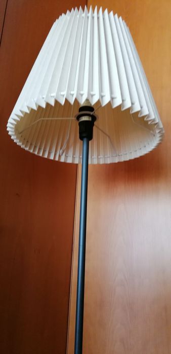 Candeeiro de pé com abajur
