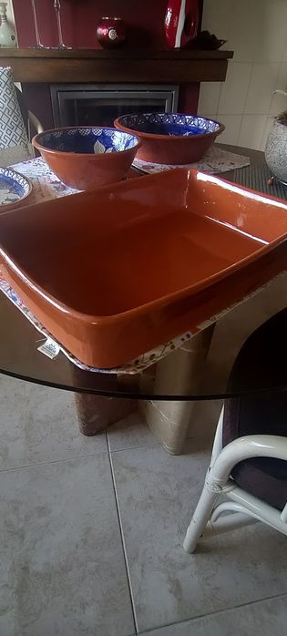 Assadeira em barro vidrado com uma pega