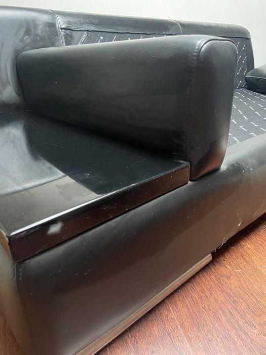 Sofá moderno cabedal preto