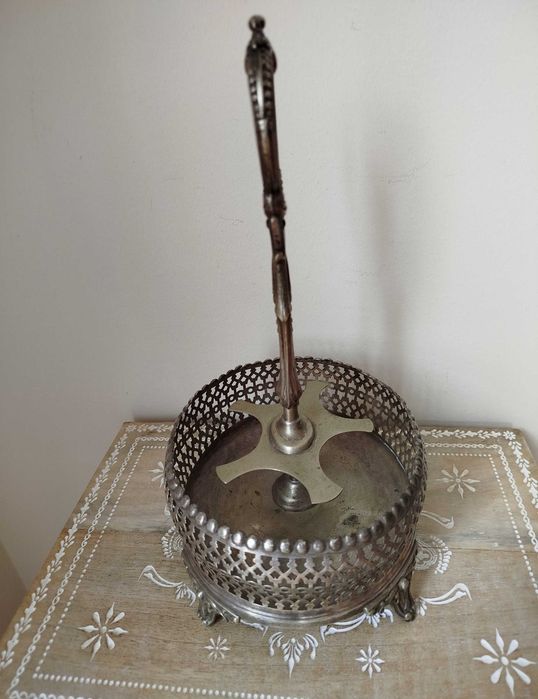 Antigo e belíssimo Suporte para Especieiros, casquinha de Prata