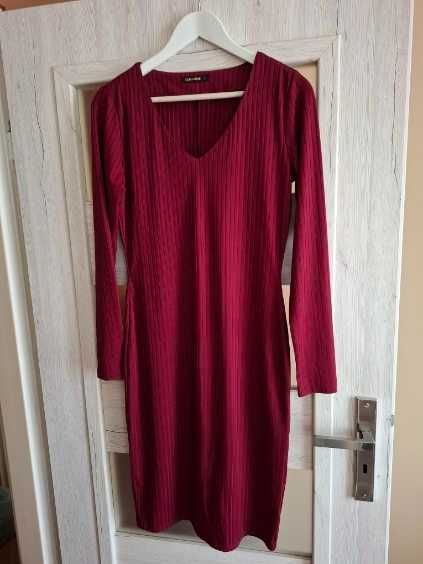 bordowa sukienka z długim rękawem
