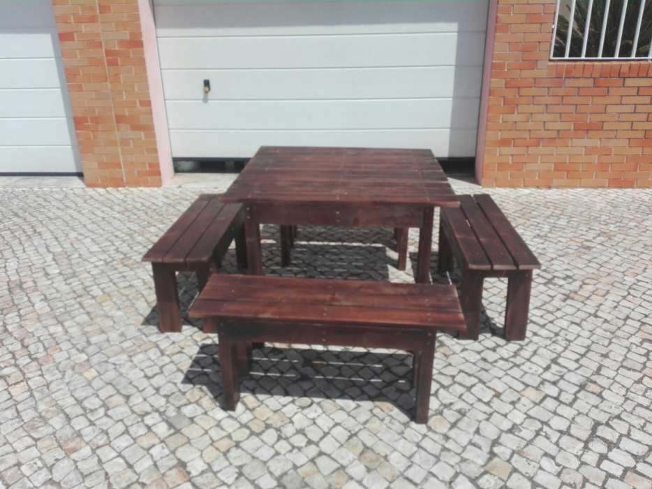 Conjunto de mesa e bancos de um metro.