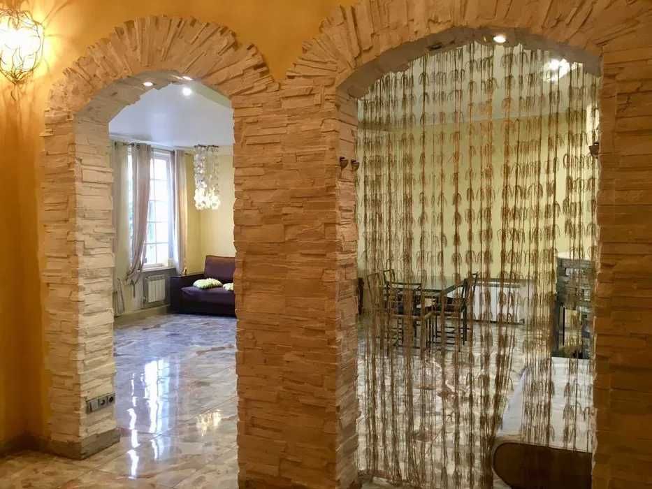 Котедж 350 кв.м подобова оренда  з басейном до 30 осіб