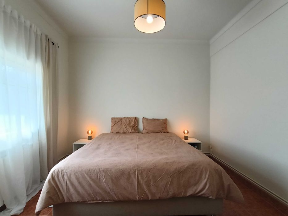 Apartamento renovado com jardim e garagem