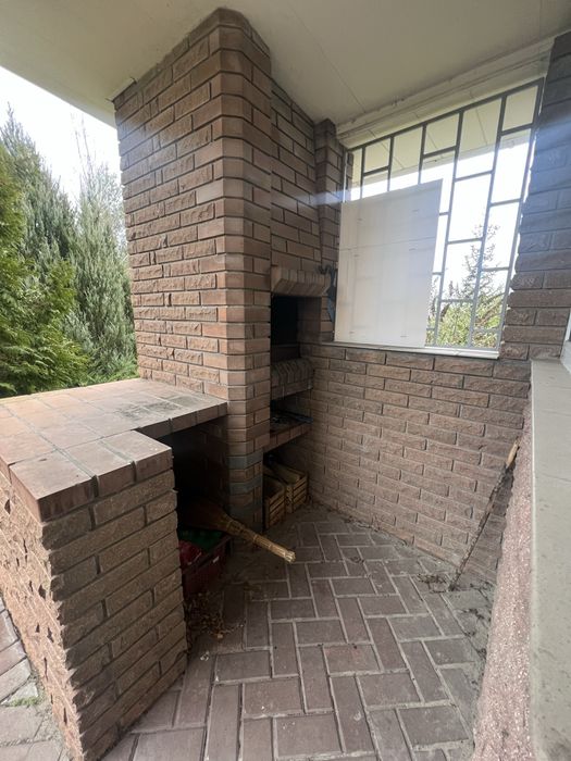 Будинок біля солоного озера