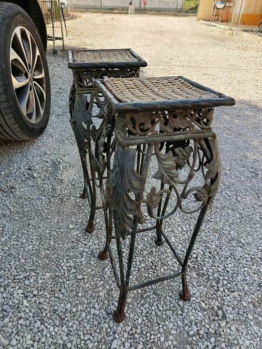 Duas Floreiras antigas em ferro trabalhado