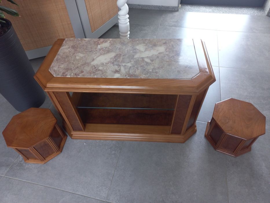 Mesa televisão com raiz de Mito