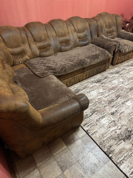 Продам угловой диван с креслом.