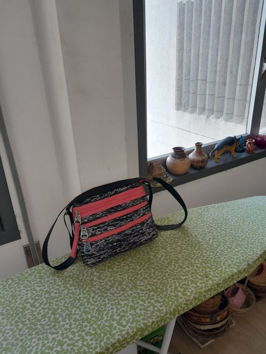 Vendo Mala de Senhora muito bonita como nova