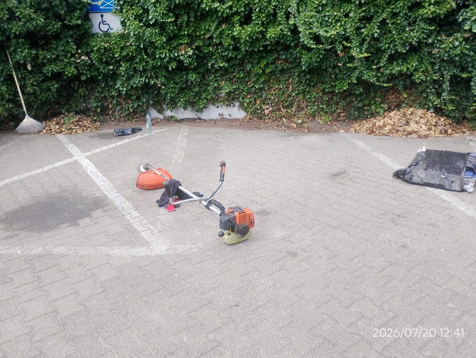 Sprzątanie koszenie trawy grabienie działki place domy