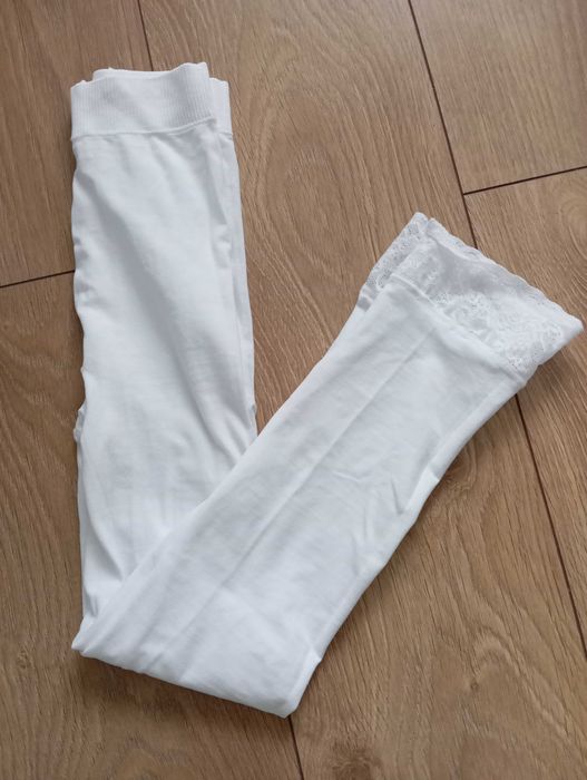 Białe legginsy z koronką
