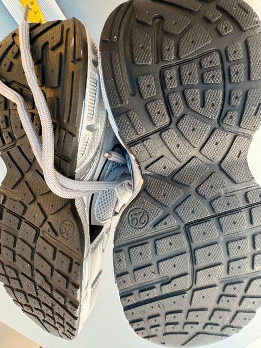 Нові кросівки на дівчинку.