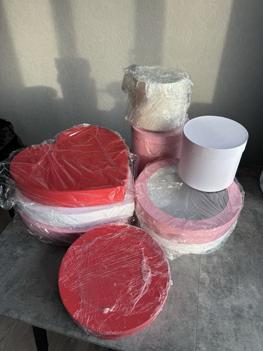 Коробка картонна кондитерська шляпна для десертів з вікном кругла