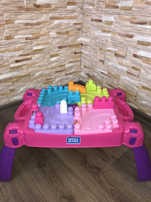 Конструктор Megabloks в наборі до столика йде 20 блоків