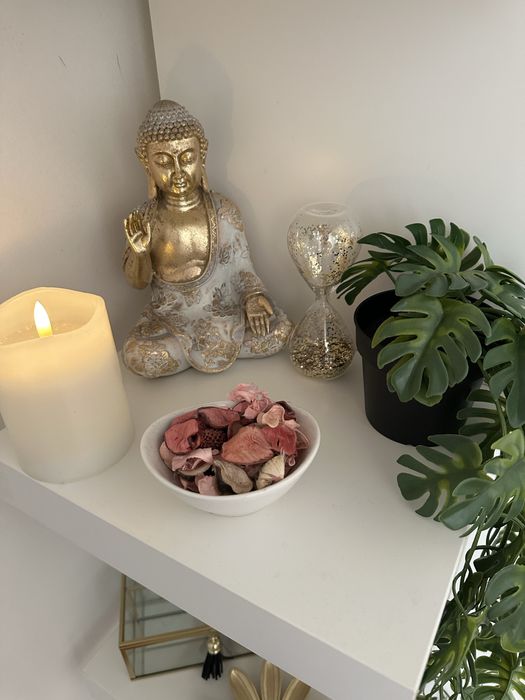 Prateleira ikea com pecas decorativas