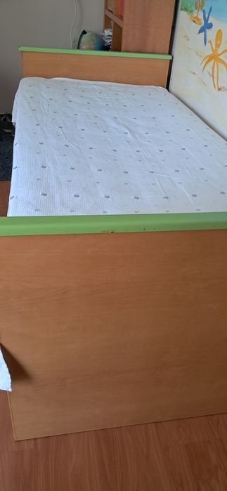 Cama individual,  com gavetas para arrumação