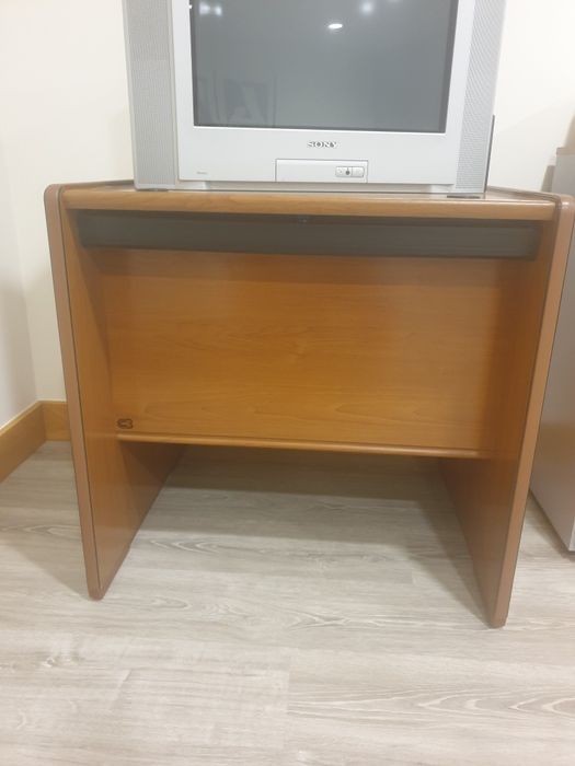Secretária castanha em L