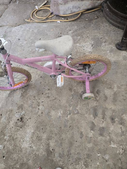 Bicicleta de criança com rodas de apoio