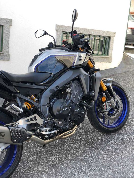 Yamaha MT 09 SP Akrapovic réplica + Extras