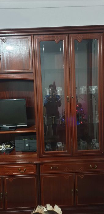 Móvel de sala com luz nas cristaleiras