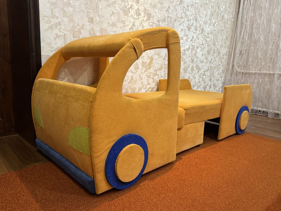 Детская кровать машина