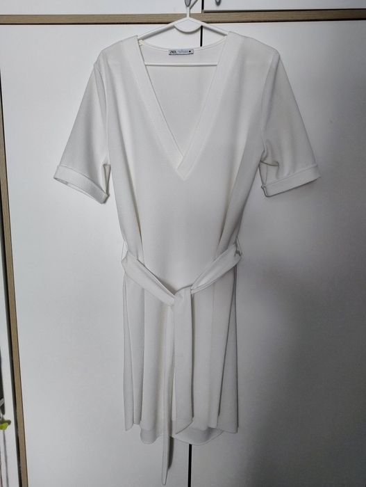 Piękna elegancka sukienka ZARA rozmiar M kolor biały