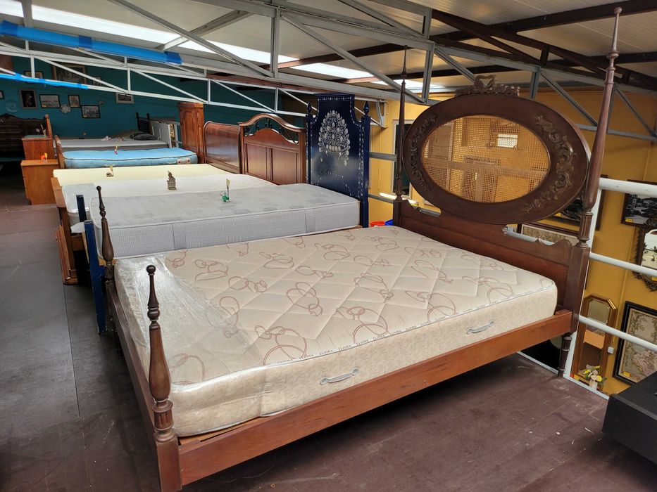 Cama em madeira com cabeceira em palhinha, estrado e colchã
