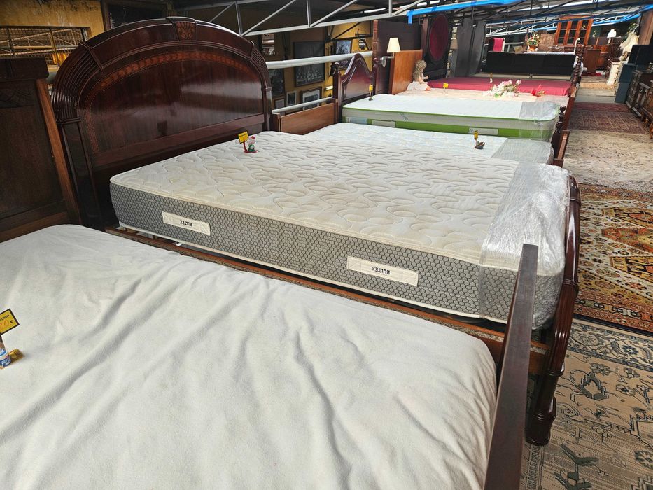 Cama em madeira maciça com estrado e colchão - Muito bom estado geral