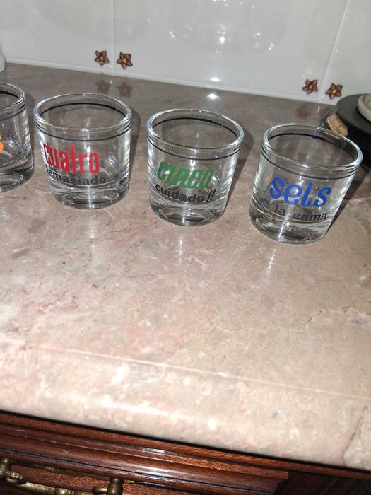 Coleção de copos de whiskey