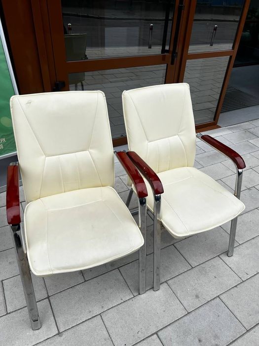 Стулья кресла офисные столы тумбы