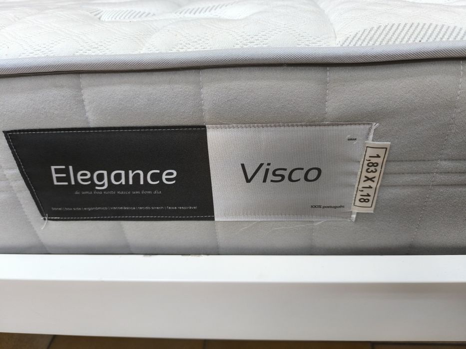 Cama branca com colchão 130 x 197