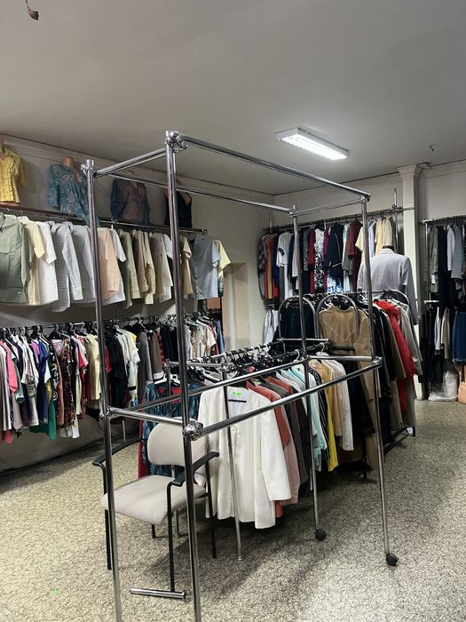 Stojak z metalowych rurek