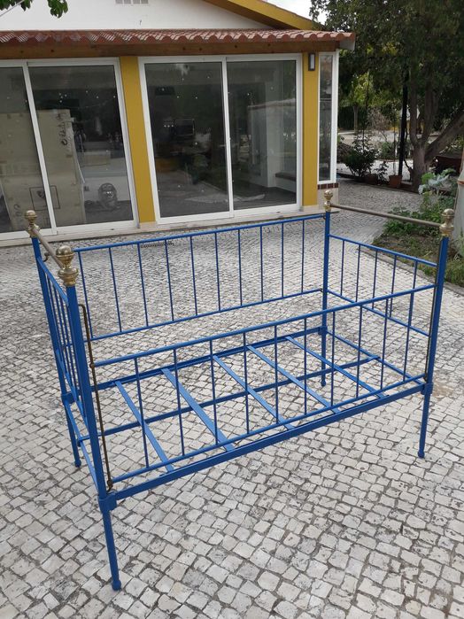 Berço de bebé antigo
