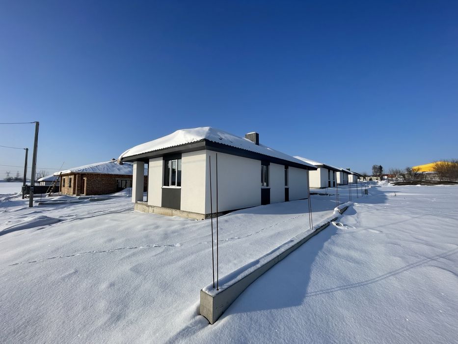 Збудований будинок з мережами та парканом!